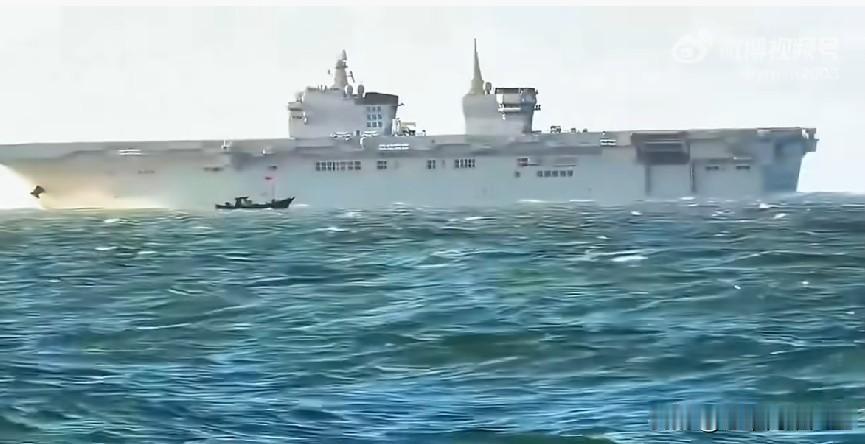 哎呦喂，海上钓鱼佬偶遇咱们正在航行的076大平板，这颜值真是帅到掉渣了！[大金牙