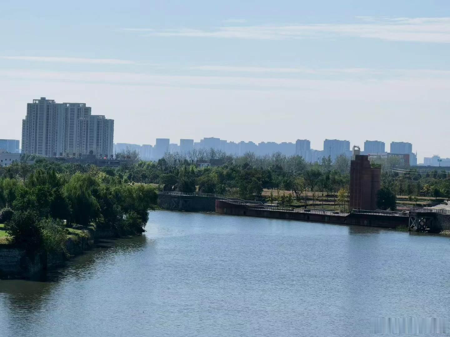 初秋  红砖  蓝天  碧水 ​​​