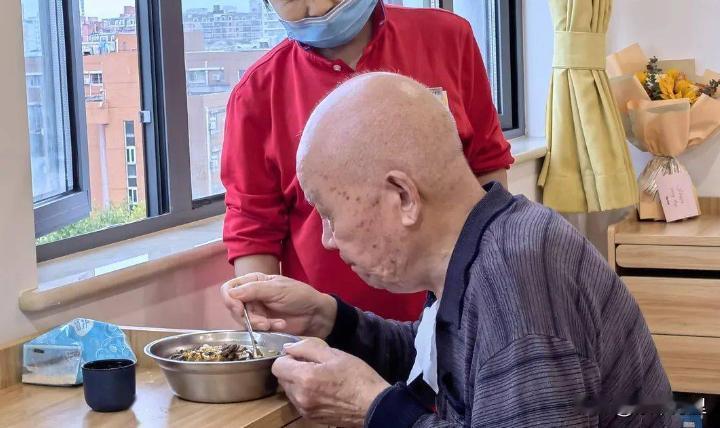 泪目！昨天，江苏南通一男子坐了3个小时高铁，前往敬老院探望73岁二叔，买了2瓶白