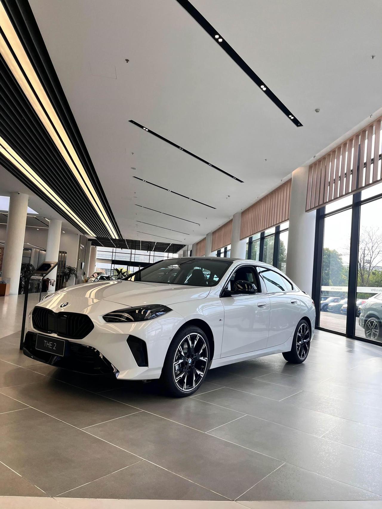 宝马225L耀夜版白外黑内，这搭配简直绝了。白色外观干净又优雅，黑色内饰沉稳又高