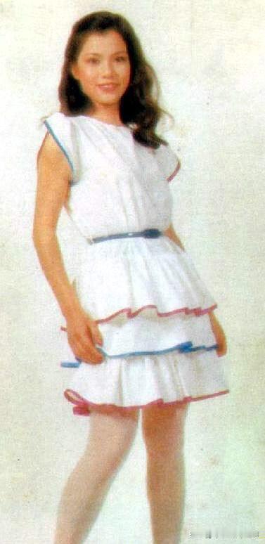 永远的翁美玲💖
卷着荷叶边的白裙
衬得她笑眼弯成月牙
发梢都裹着软乎乎的甜
