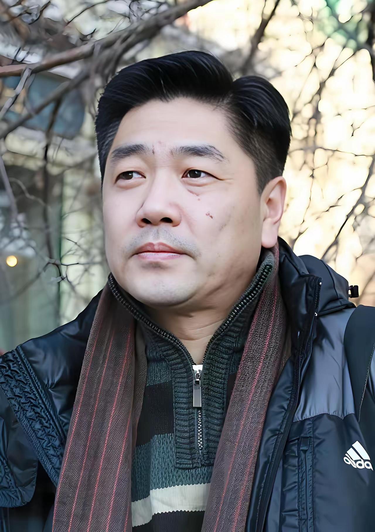 他是一位演技精致的男演员，看着熟你不一定记住他的名字，80%的人都不知道他的名字