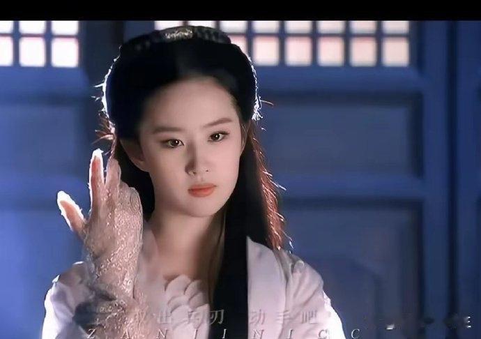 刘亦菲戴的这副手套，是她妈妈用透明银丝线亲手织的，太厉害了 