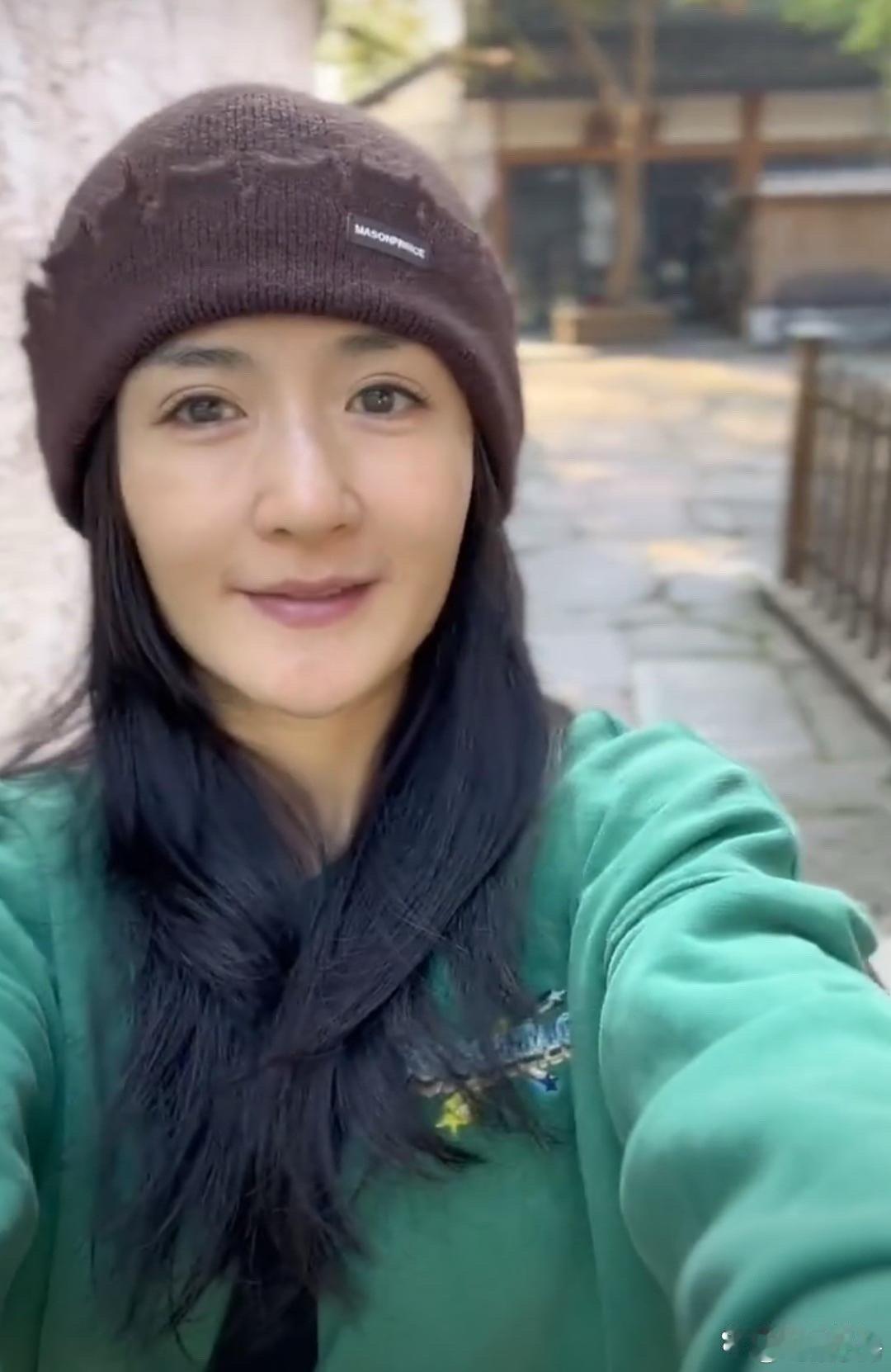 谢娜带孩子去逛公园，她现在出门都不化妆了，坐船的时候谢娜一直抱着女儿小咘芽，孩子