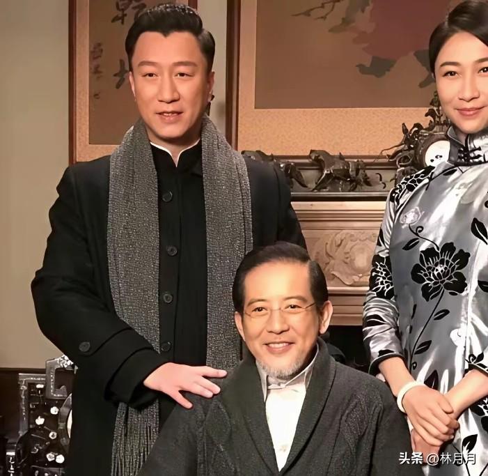 我强哥发量这么多，还真有点不习惯，看他演的电视剧都是以寸头平头，饰演角色。

别