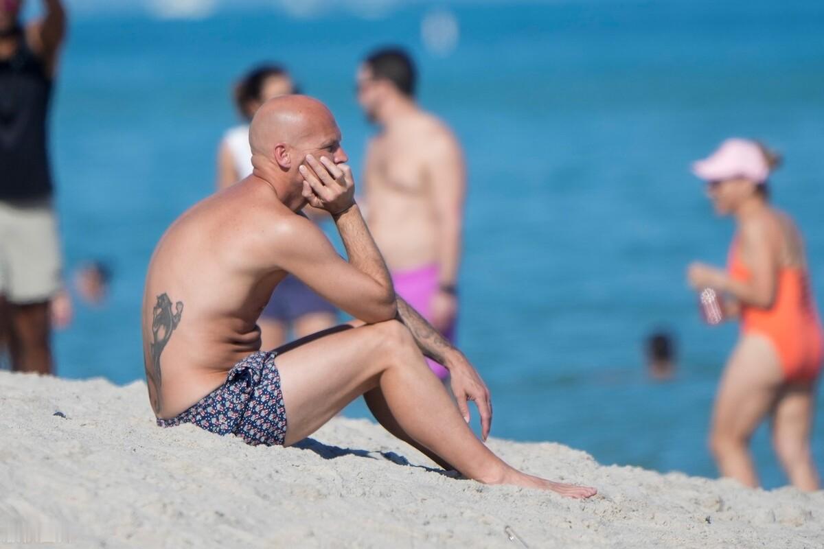 宝刀未老的永贝里，身材管理的真不错，比球迷强多了，[捂脸][捂脸][捂脸]看你踢