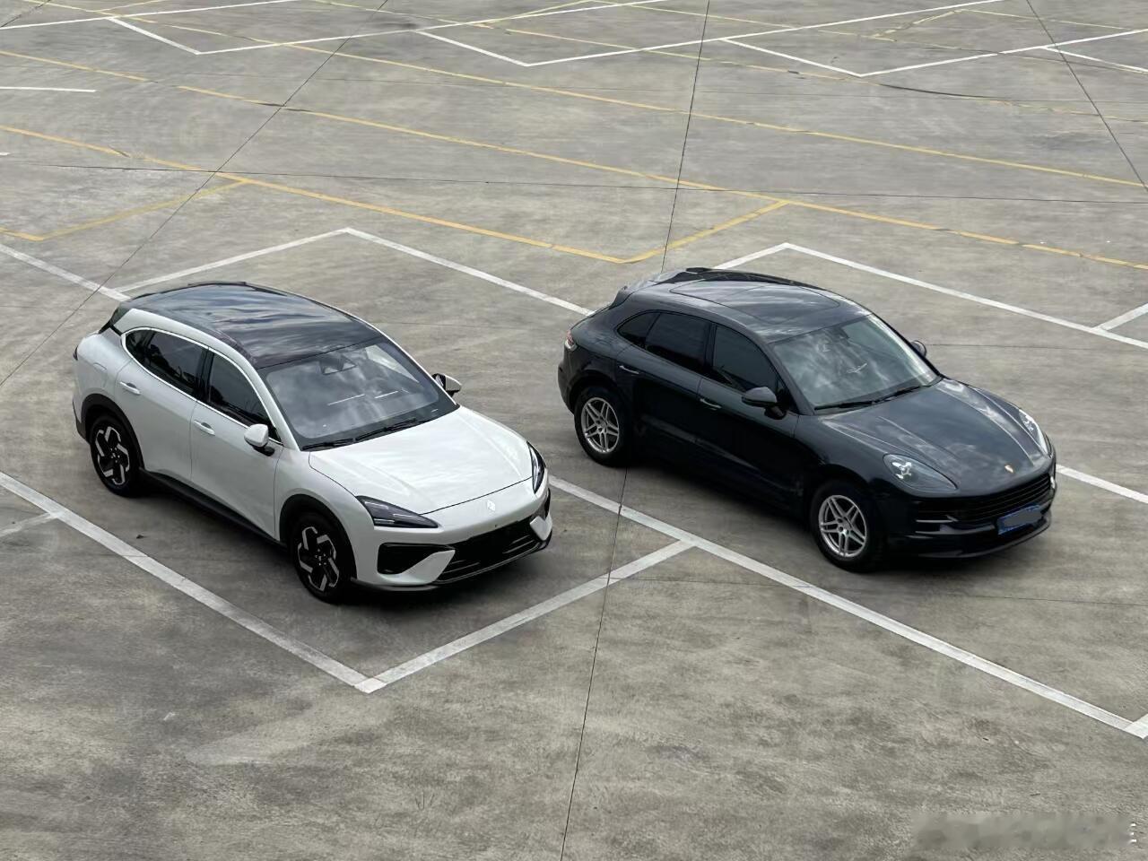 保时捷对比法？这题好像宝骏云海也会，如果用云海灰色或者黑色对比效果更佳。[dog