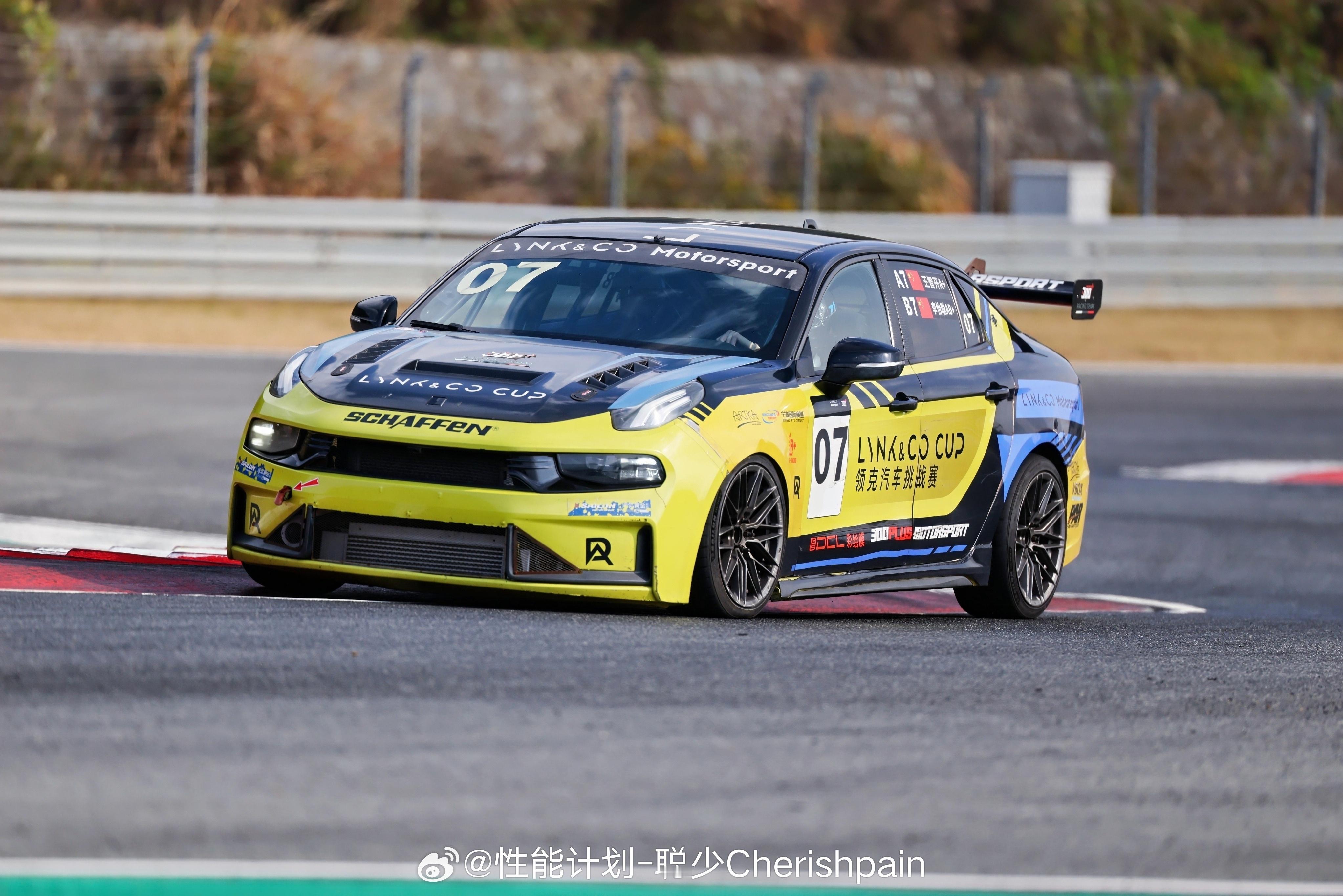 第二天上午刚练完刹车，下午就自由训练，在晚饭前的最后一组自由训练，我驾驶的07号