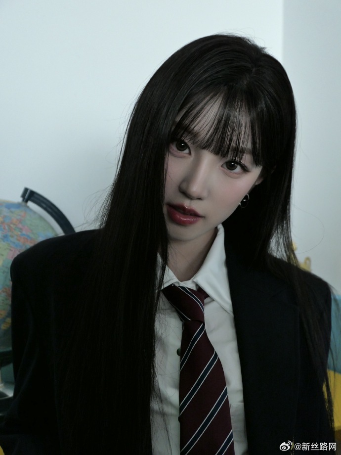 宋雨琦黑长直制服造型宋雨琦学姐感妆造柔顺黑长直加持，制服造型尽显清雅大方魅力。 