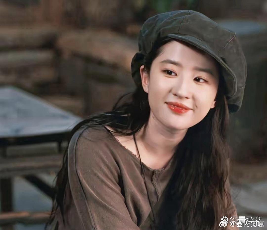 刘亦菲这身文艺慵懒风也太绝了，又美又甜，氛围感直接拉满 