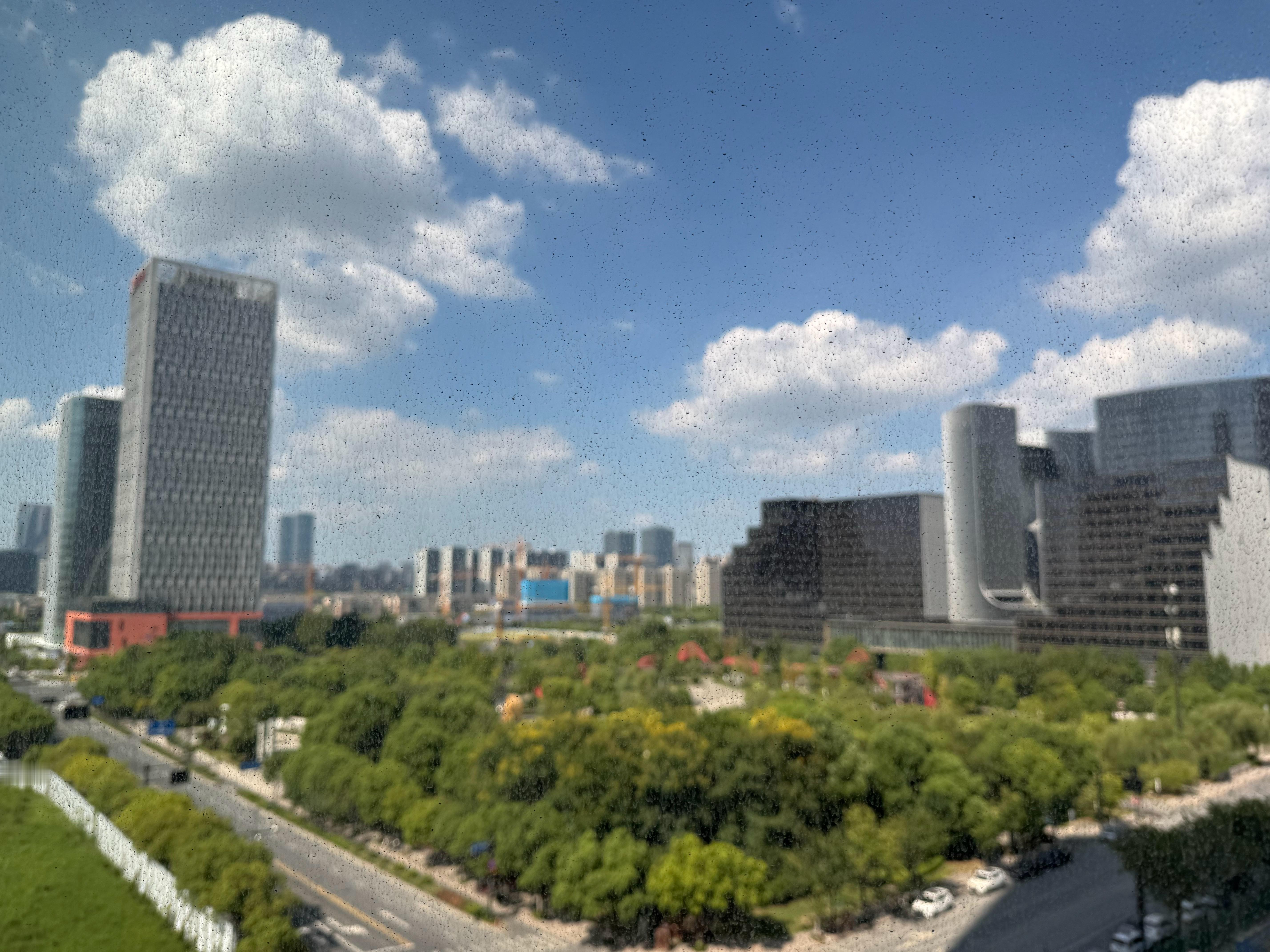 闪现杭州，“意外入住”了姚基金慈善赛的酒店哈哈 今晚亚洲杯决赛，不管最后比分怎么