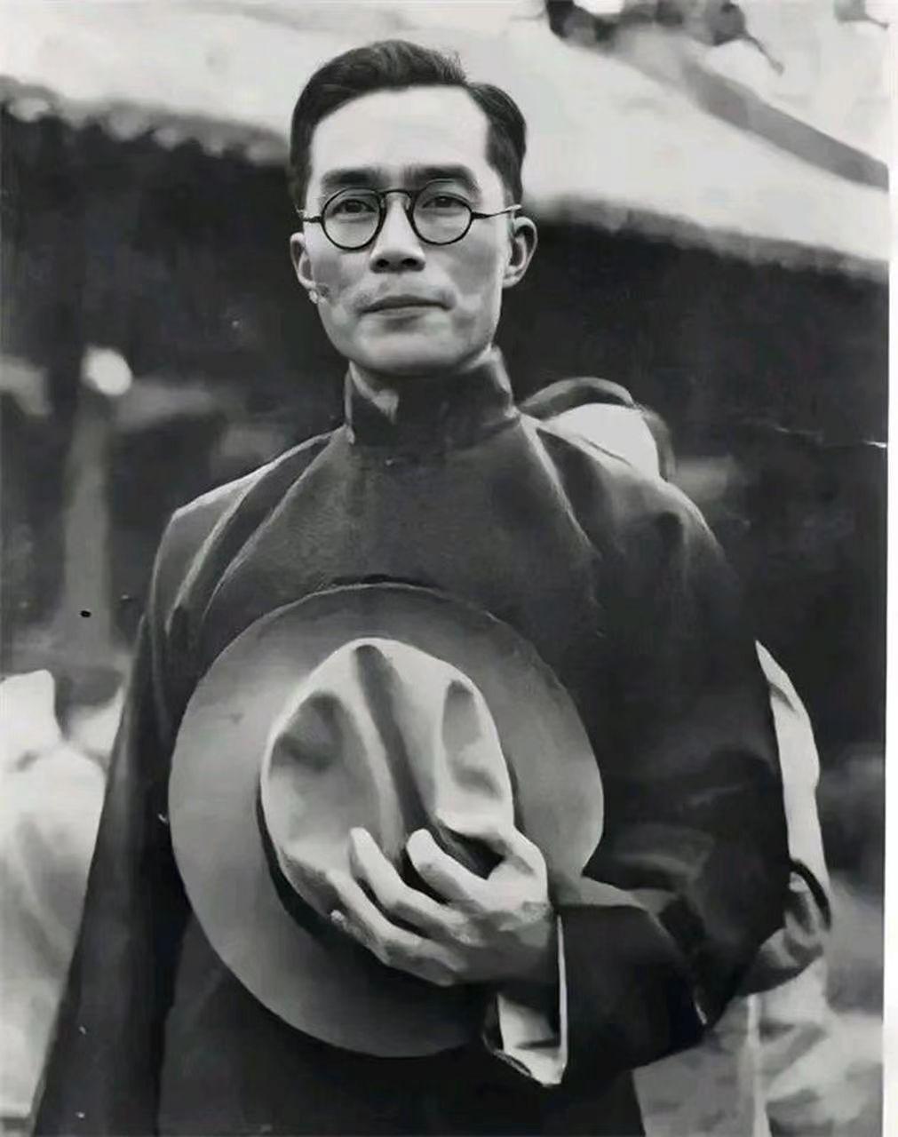 “对不起，我帮夫人守地摊，来晚了！”1939年，西南联大校长梅贻琦急匆匆地走进教
