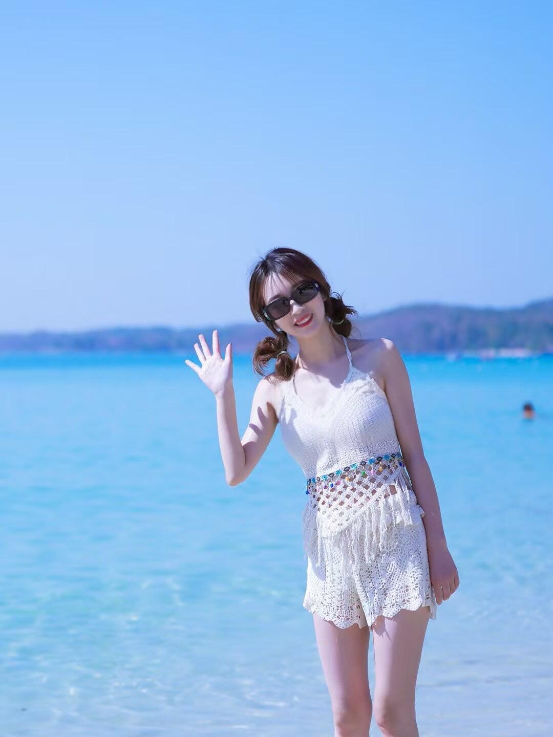 在海边邂逅夏日💙 白裙、双马尾，和阳光撞个满怀 躺椅上偷闲，海浪边撒...