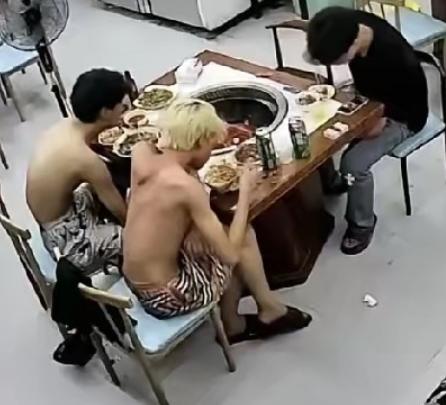 监控底下，三个精神小伙把铁锅炖吃得热火朝天，啤酒瓶子东倒西歪，肉啃得只剩骨架，一