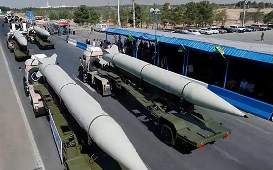 伊朗下决心准备拼命，2000枚导弹进入阵地：美军将遭史无前例打击
 
“导弹竖起