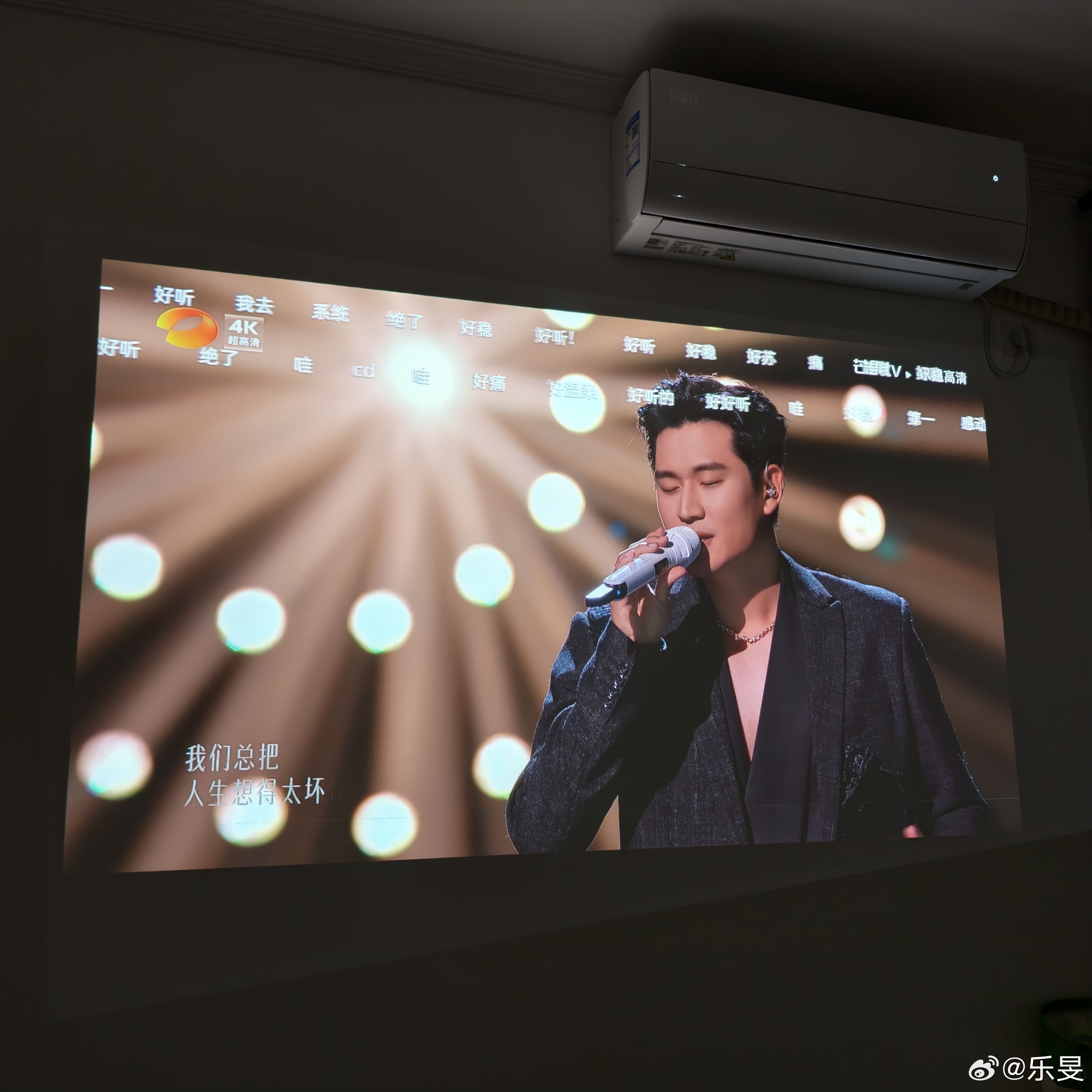 歌手直播 斯斯文文的帅哥唱自己写的、旋律绝美的抒情歌，大家怎么能不喜欢呢。这个年