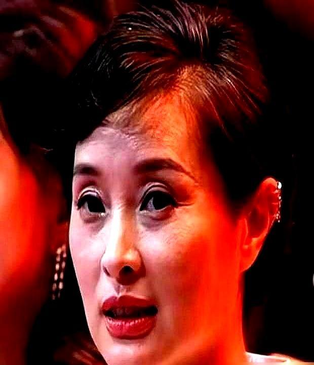 蒋勤勤50岁素颜像小姑娘，身边胡子花白的陈建斌，看着倒像她爹。
 
一家五口跑新