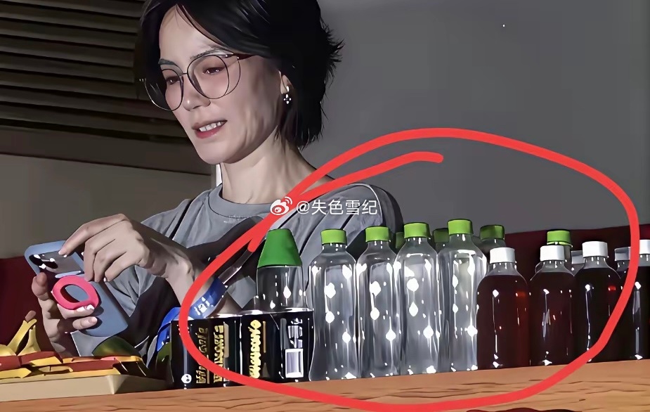 为什么王菲桌子上面的这些饮料都是光瓶的？标签都去哪里了呢？我属实看不懂，为什么要