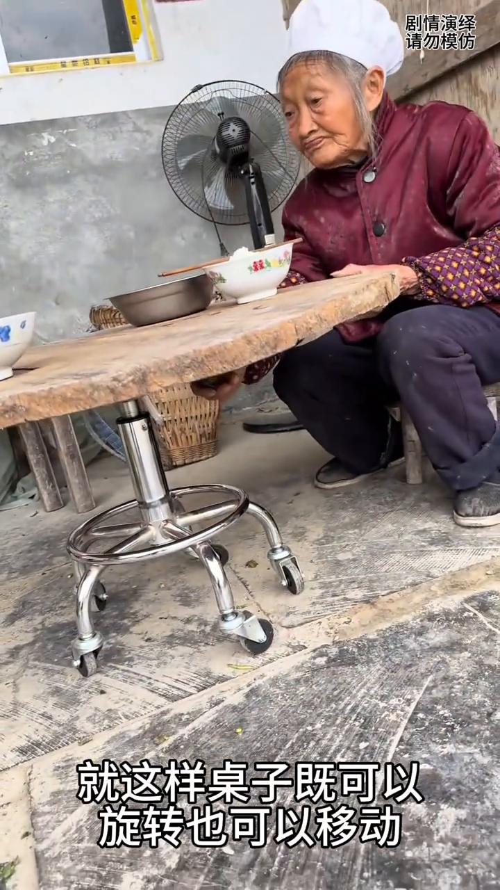 奶奶巧妙把废凳子安在桌子上，这一幕真的太有才了。
奶奶看着家里的凳子坏了，于是她