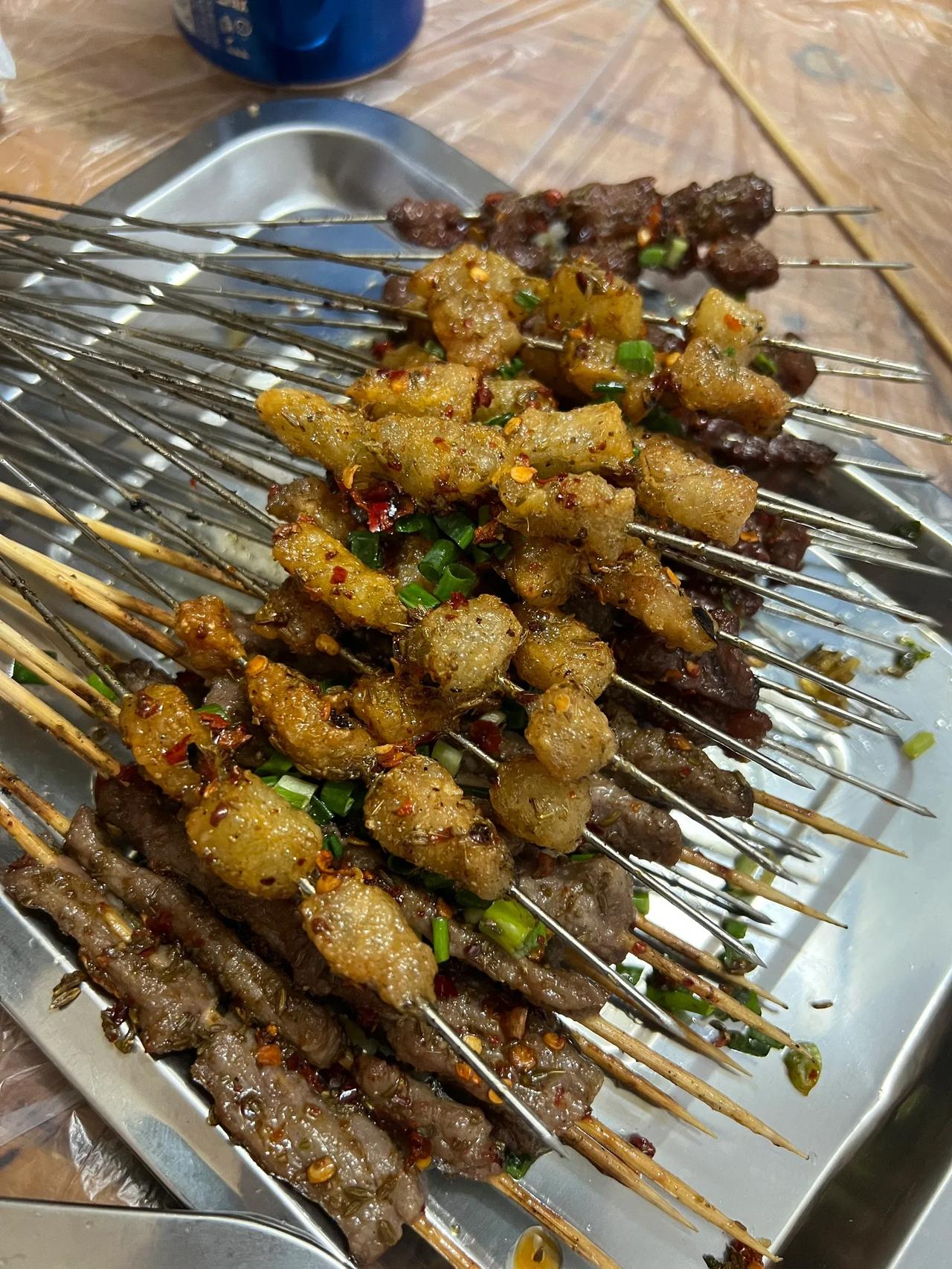 岳阳烧烤| 这里的牛油吃得我一口爆浆❗️


纪胖子推荐的店「湾仔烧烤」，在一个