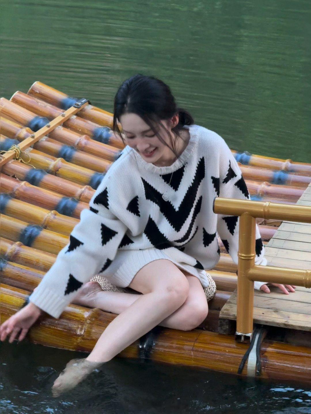 #李沁焦糖裙##李沁秋日女友# 李沁焦糖裙上身，尽显秋日浪漫风情。裙摆轻扬，宛如
