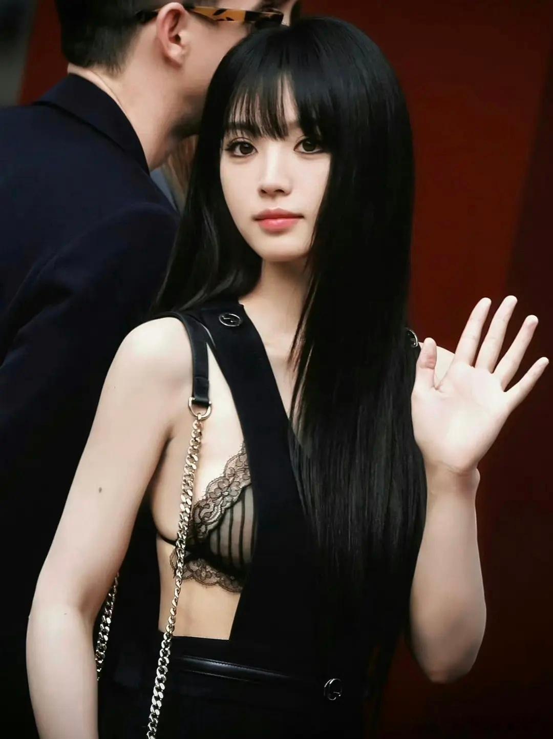 下次是妆造能不能长点心呀，真的是白瞎了我们田曦薇大美女的颜值和身材[悲伤] ​​