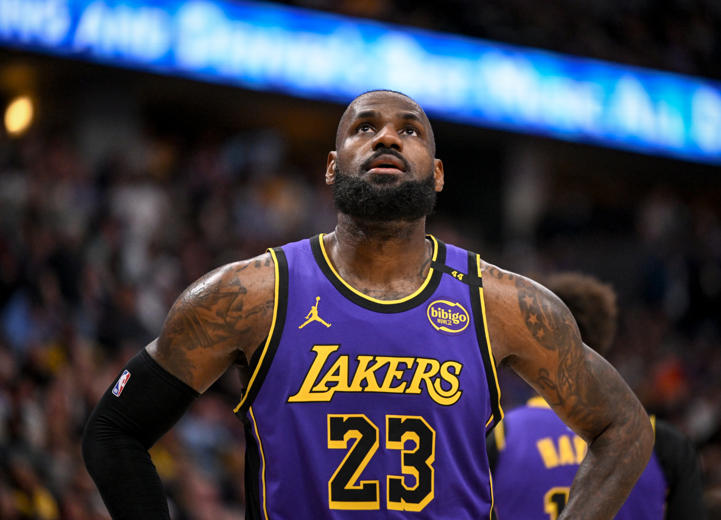 根据DraftKings体育博彩公司开出的赔率（+700）显示，掘金目前在詹姆斯