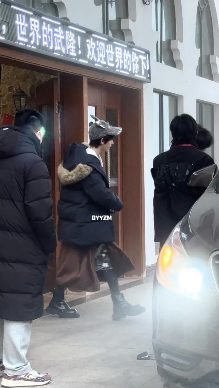 tg 陈浚铭今天穿了裙子简直就是小女孩 