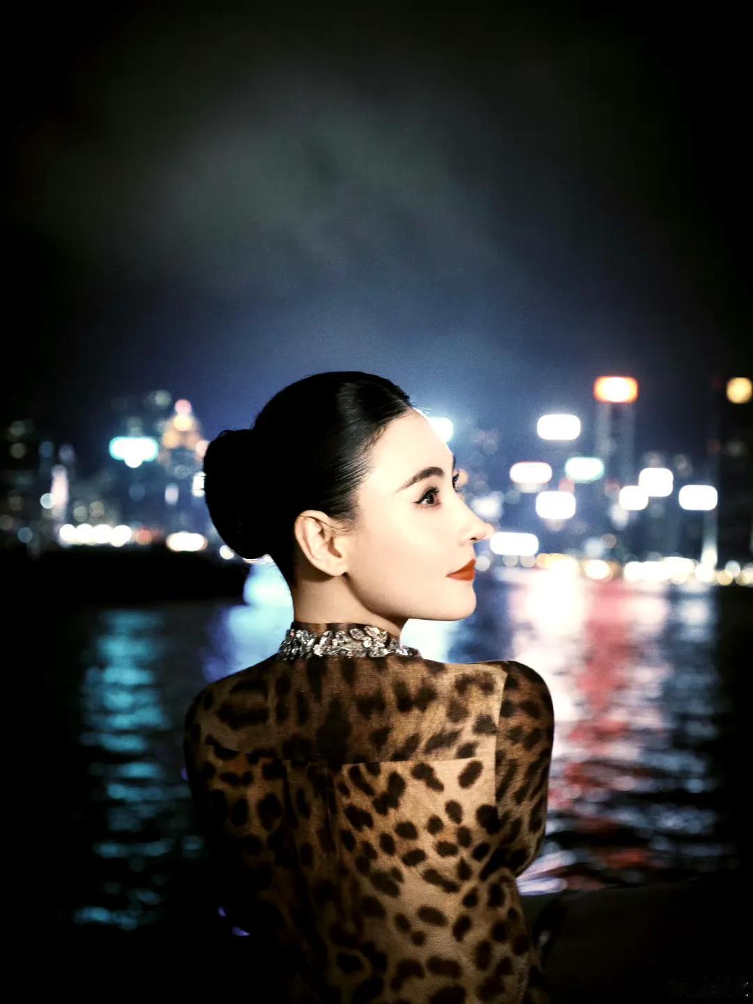 豹纹真的跟张柏芝绝配，梦回《喜剧之王》！

她真的保养得太好了，港台女明星里面，