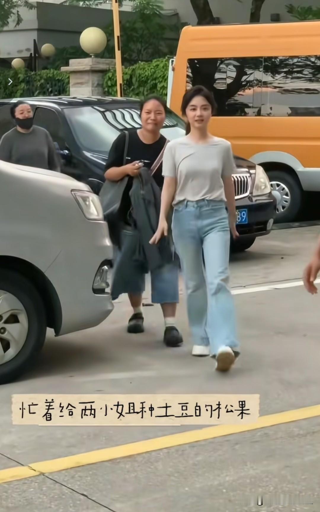 松韵这衣服穿的真好看是咱生活人穿搭看着就舒服，有亲切，也没架子[赞][赞][赞]