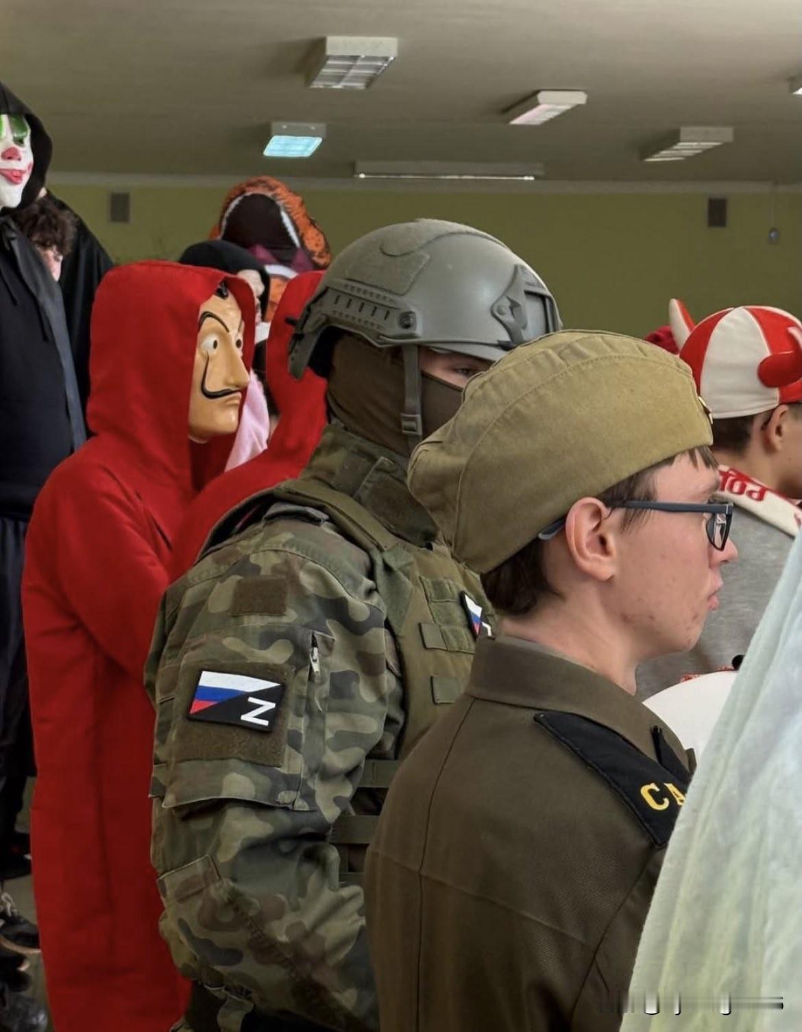 🇵🇱这是波兰一所学校最近举办的万圣节活动，非常有趣。

一名男孩装扮成俄罗斯