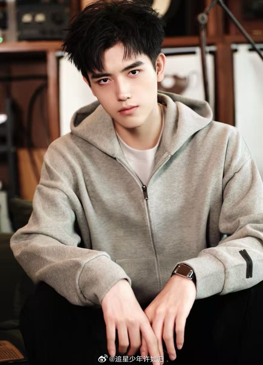 陈飞宇一条发带用了8年 一条发带用八年，确实有点东西。是这条发带质量太好，还是他