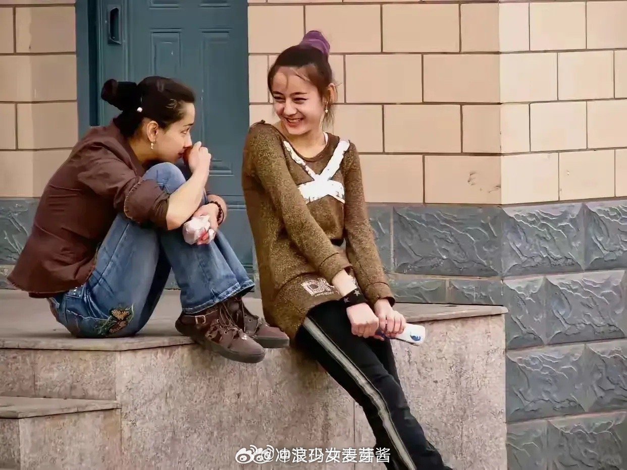 2007年、新疆街头，那时候她才15岁，后来成了明星。您知道她是谁吗？ ​​​