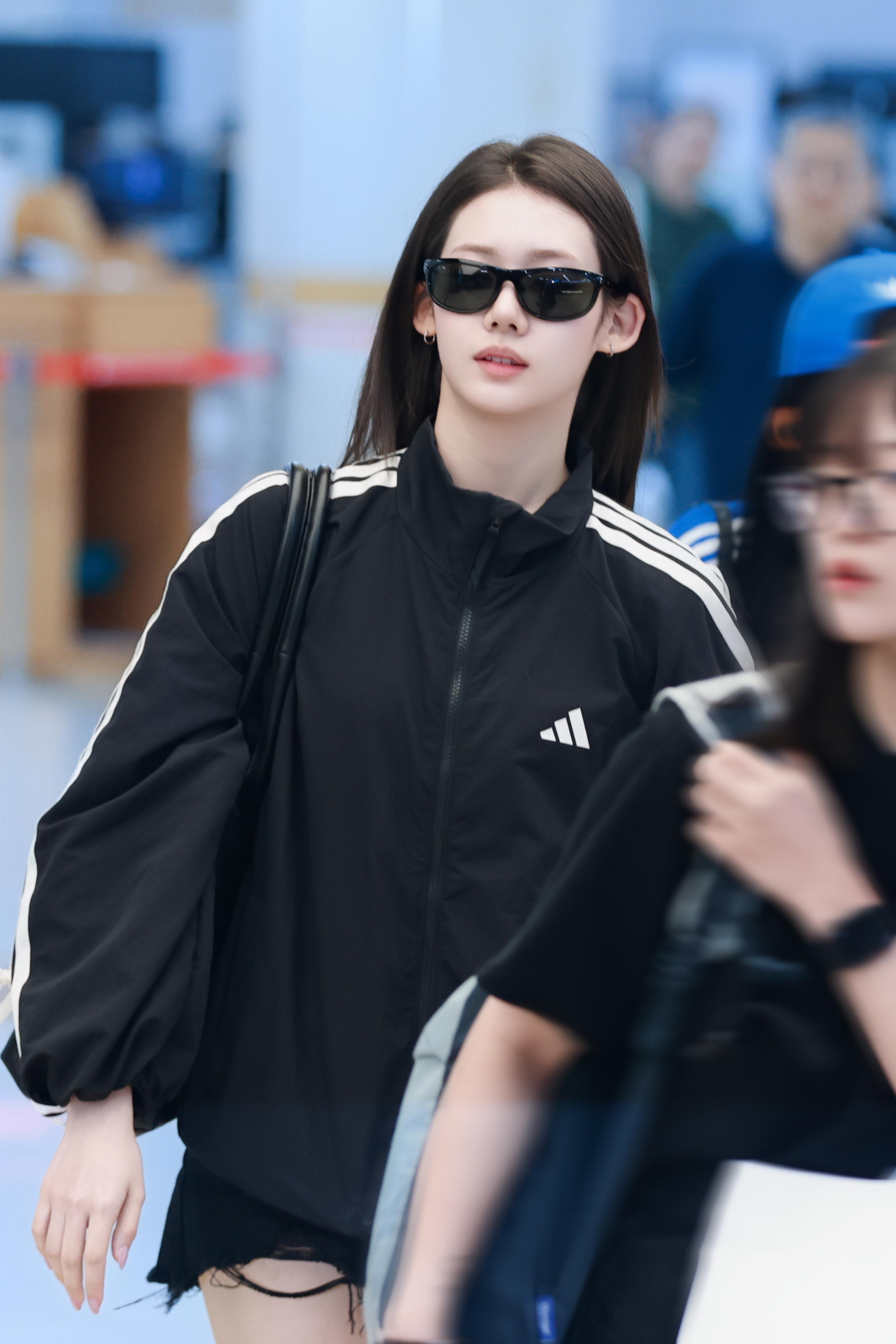 260720 我家帅气阿迪女回国了 完全俊茶..©️