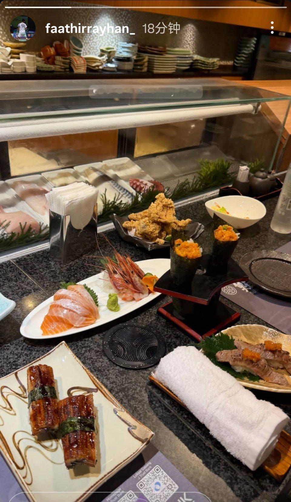 点开第一个头像还好奇跟谁一起吃的，然后就点开了第二个头像 