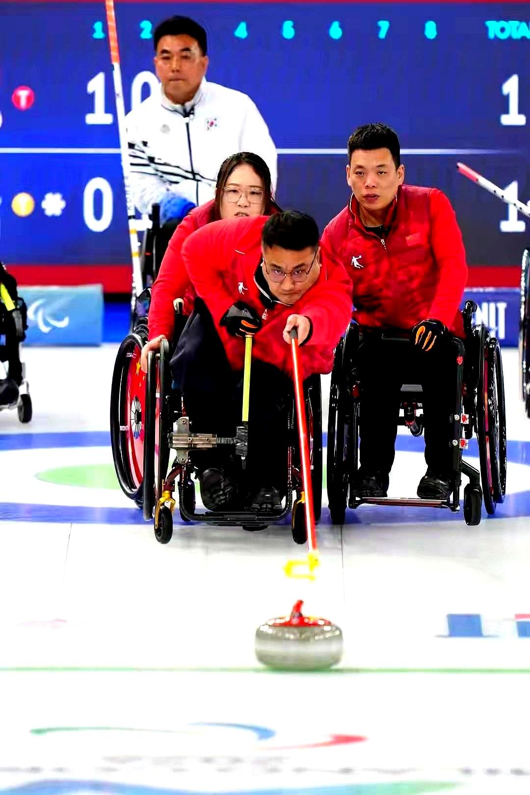 加赛局韩国队最后一投滑出赛道，中国轮椅冰壶队把历史首金攥得死死的。
这个混合双