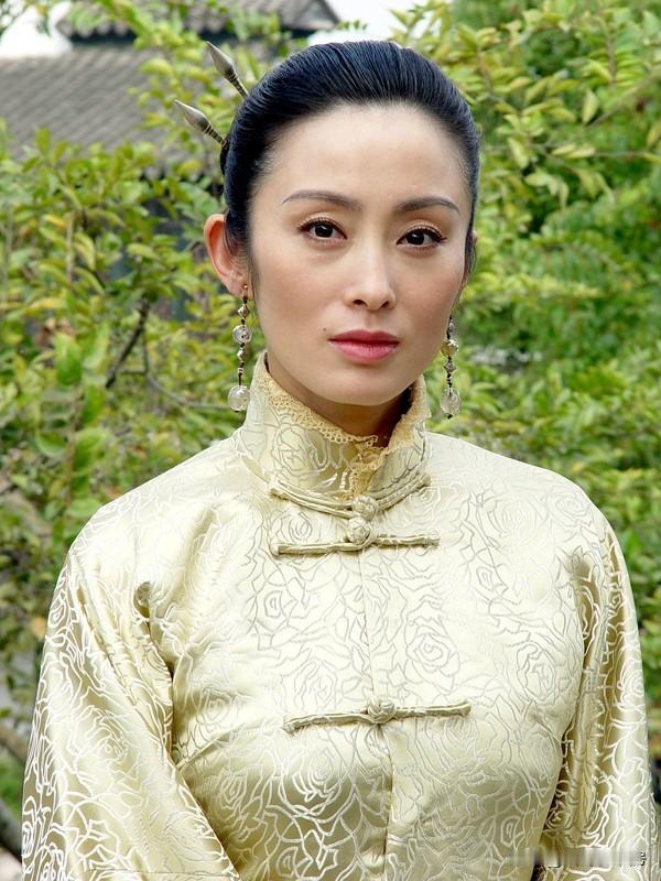 张敏和莫少聪确实同命相怜。今年他俩一起去西藏旅游拜佛，56岁的莫少聪和50岁的张