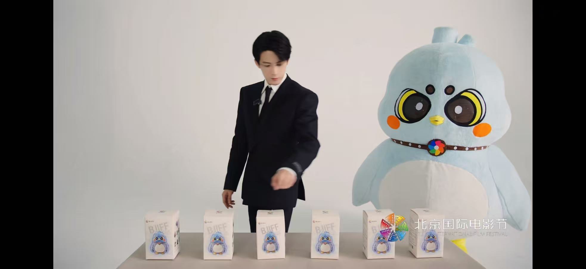 檀健次邀请粉丝上红毯2026年北影节北影节迎来高光时刻，檀健次与燕喜儿趣味互动，