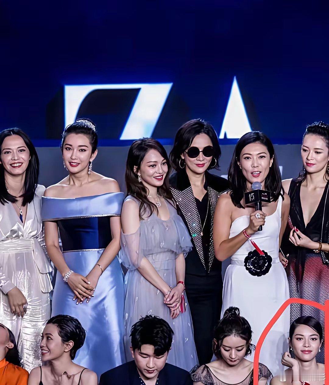 苏芒在时候的杵C是蹲着的这是时候怀念控场大姐苏芒了刘冲就是给眼神。 ​​​