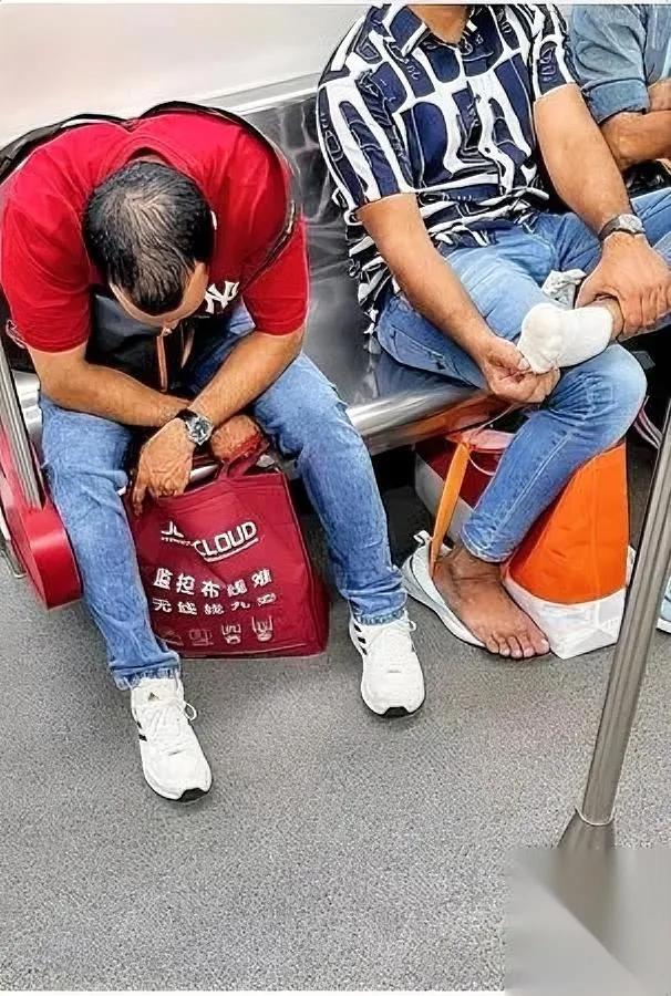 我昨天在亮马河见着糟心事——

几个印度人脱了鞋泡在水里，

还举着矿泉水瓶舀河