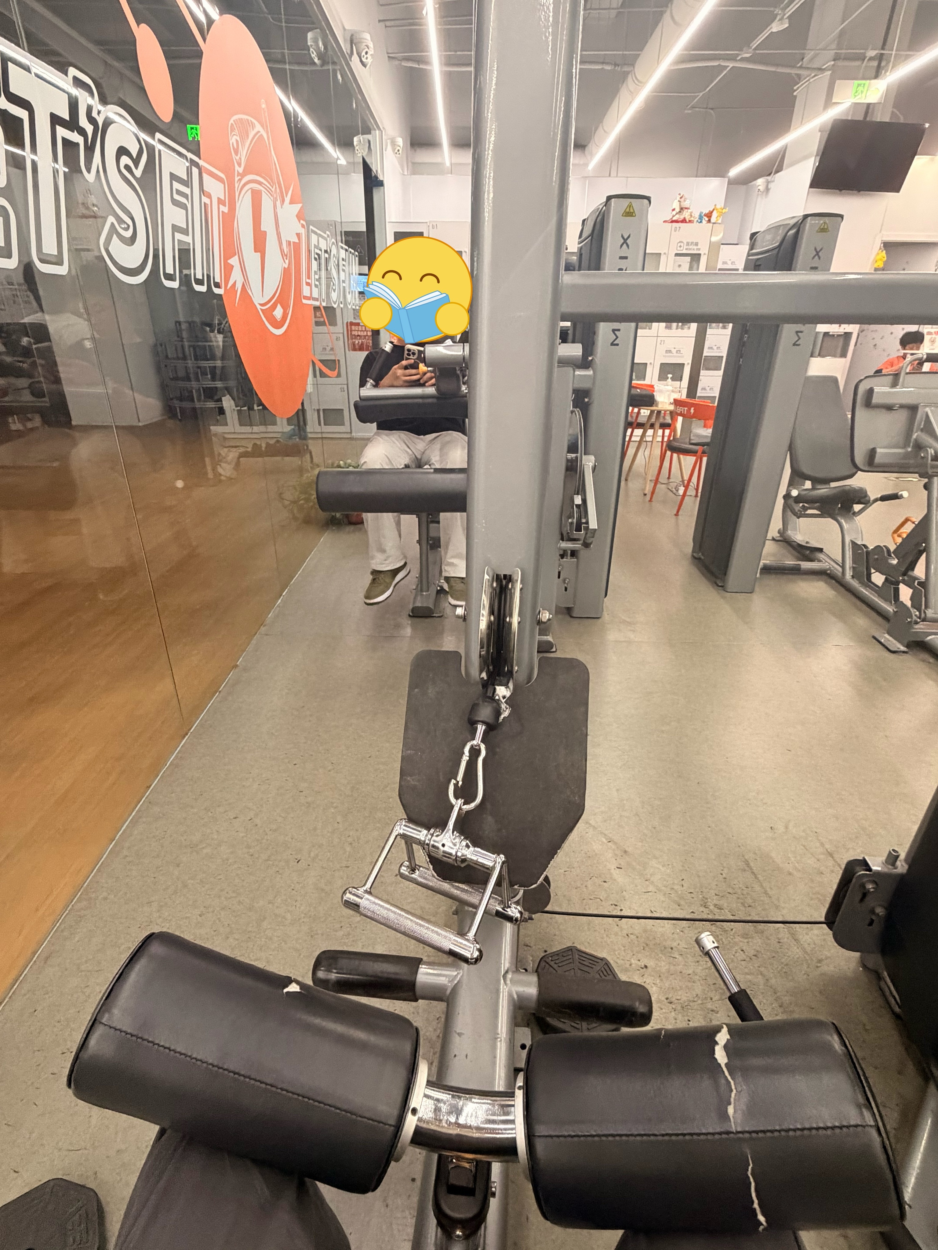 来健身房和大家一起玩手机了 