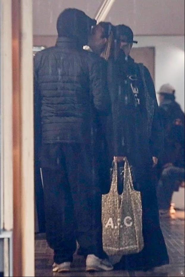 小李子和女友街头接吻莱昂纳多·迪卡普里奥 当地时间12月26日，“小李子”莱昂纳