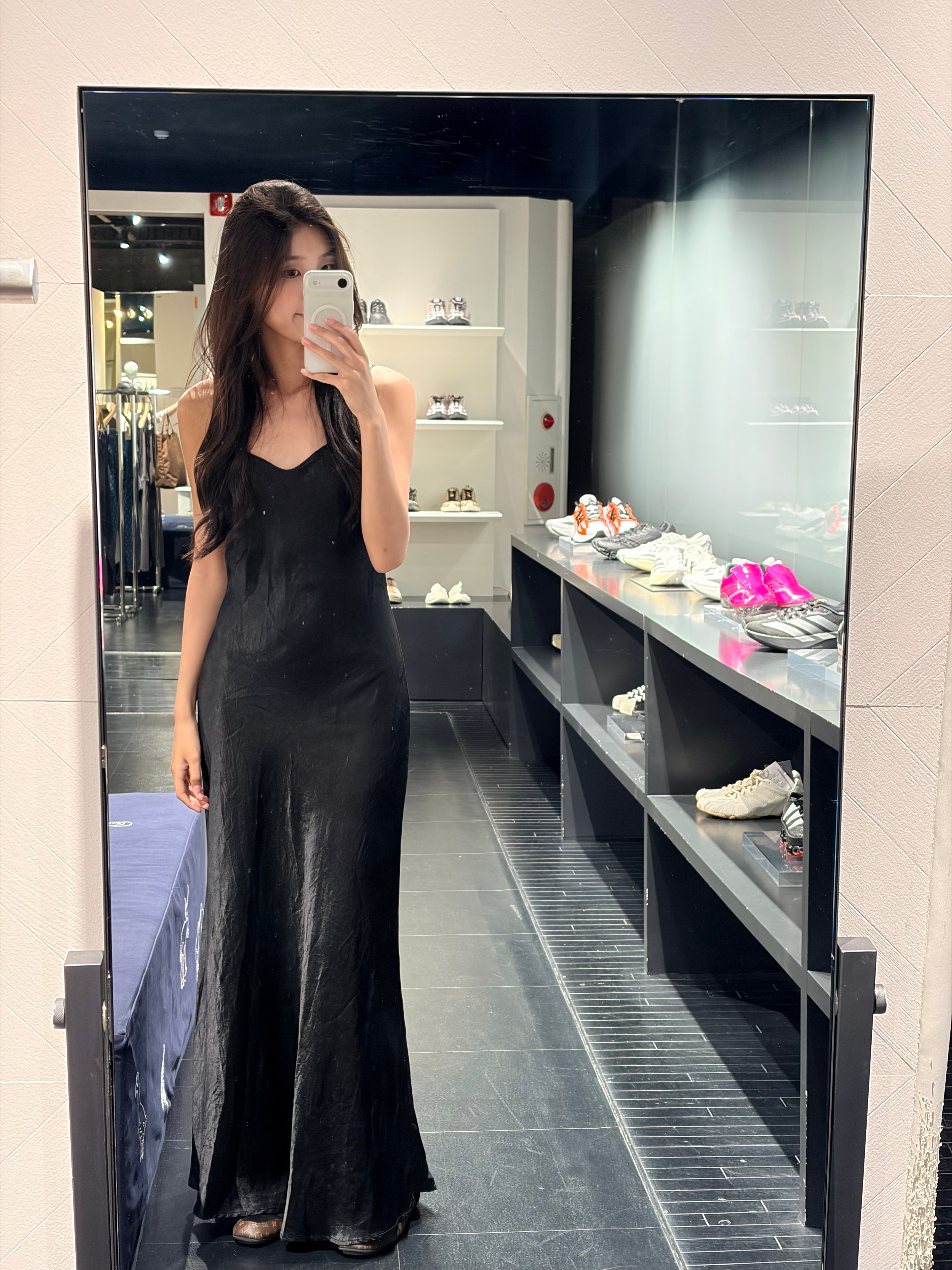 同一个店女生不能试 男生可以给我的理由是怕妆容之类的弄脏衣服…这怎么回事
