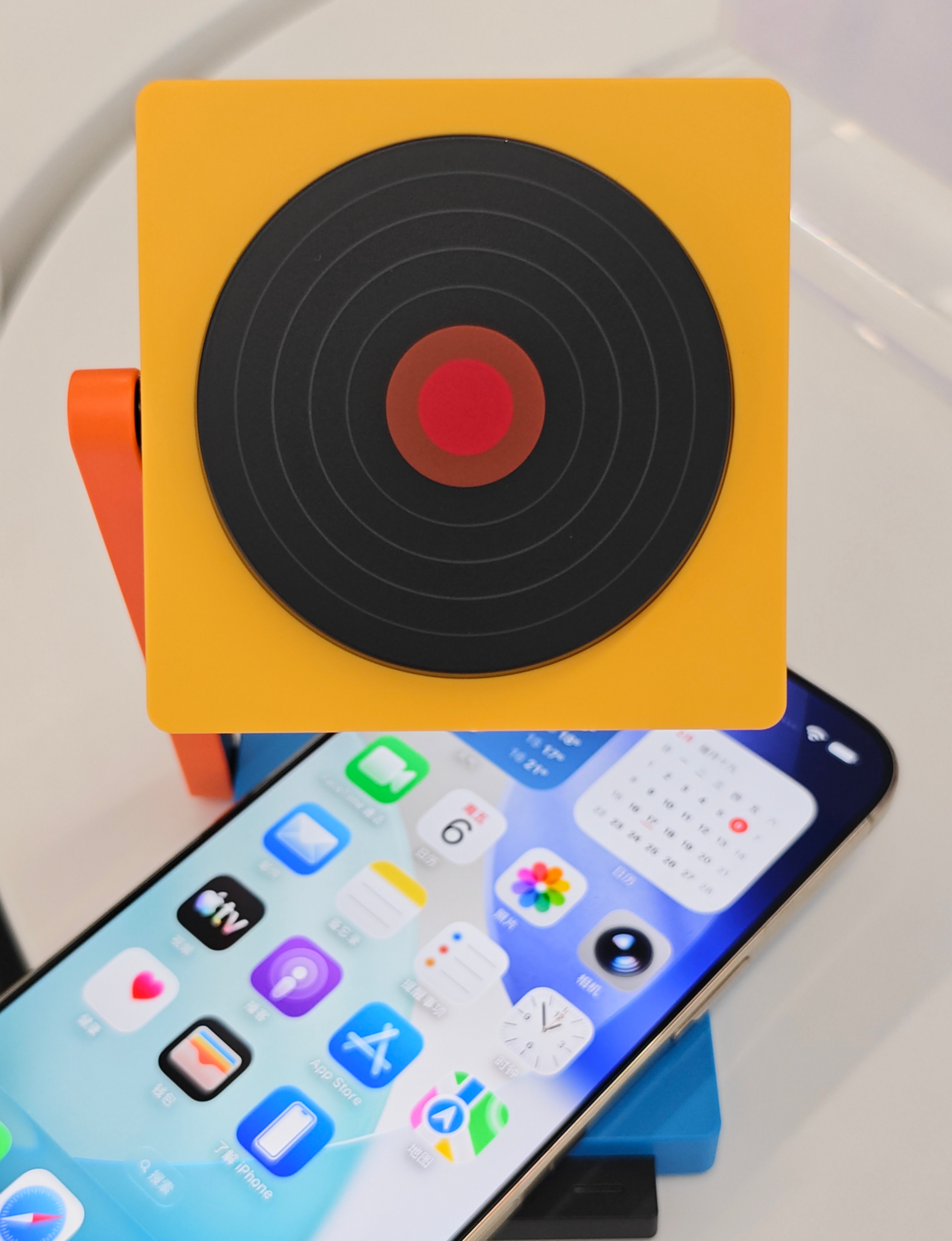 子弹兄拿到了一个新玩意，魅族PANDAER二合一桌面无线充，还是有限艺术陶瓷特别