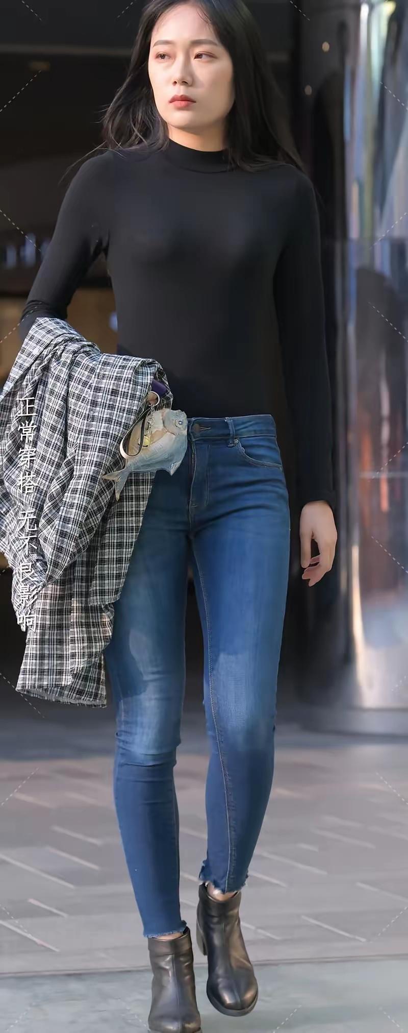 简约穿搭指南：黑色高领衫+牛仔裤+皮靴，轻松出街！穿搭 街拍