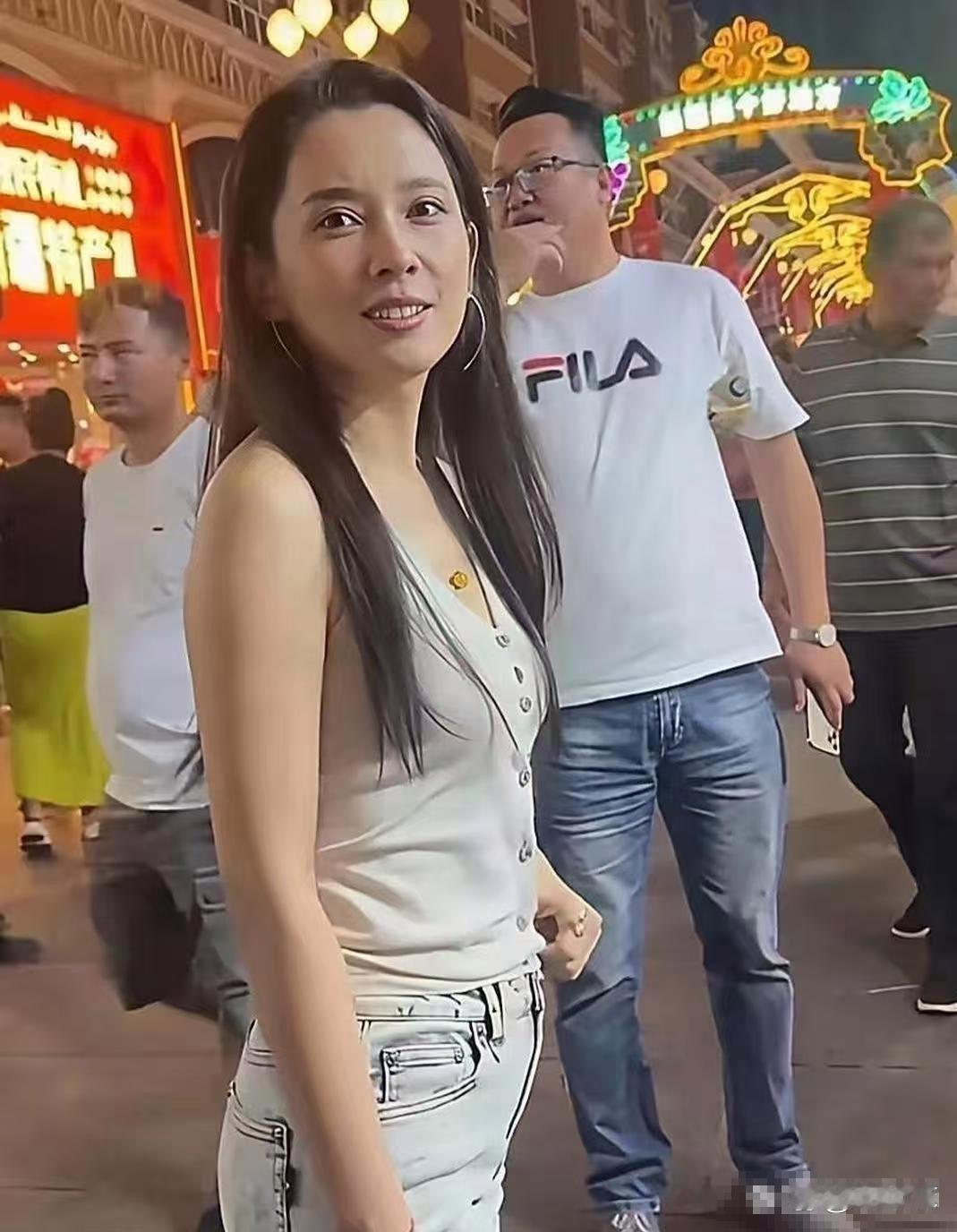以为森林北啥神仙颜值，能把汪峰迷得神魂颠倒。直到偶遇，才发现没了滤镜，这姐们长得