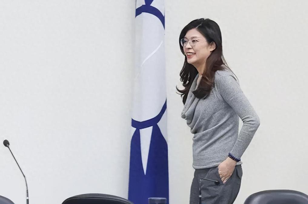 别被忽悠了！郑丽文昨天接受美国有线电视采访，抛出的 4 点主张，看似通透理性，实