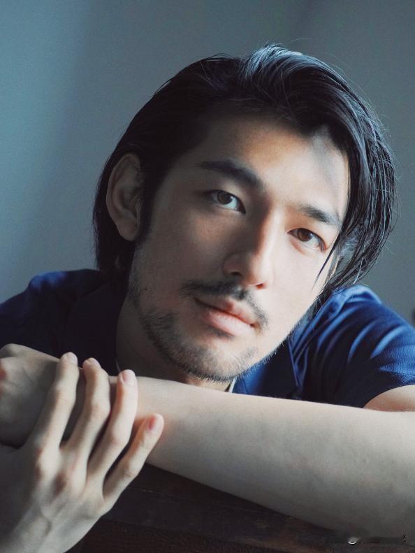 这个把风衣穿出棱角的男人，叫倪寒尽——是《醒来》里那位让人过目不忘的赵公子。
