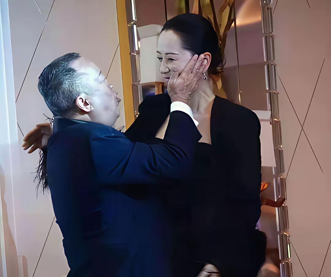 曾志伟和海清同框的画面，这怎么看？怎么不舒服呀 ！
本来两个人站在一起，为了表示