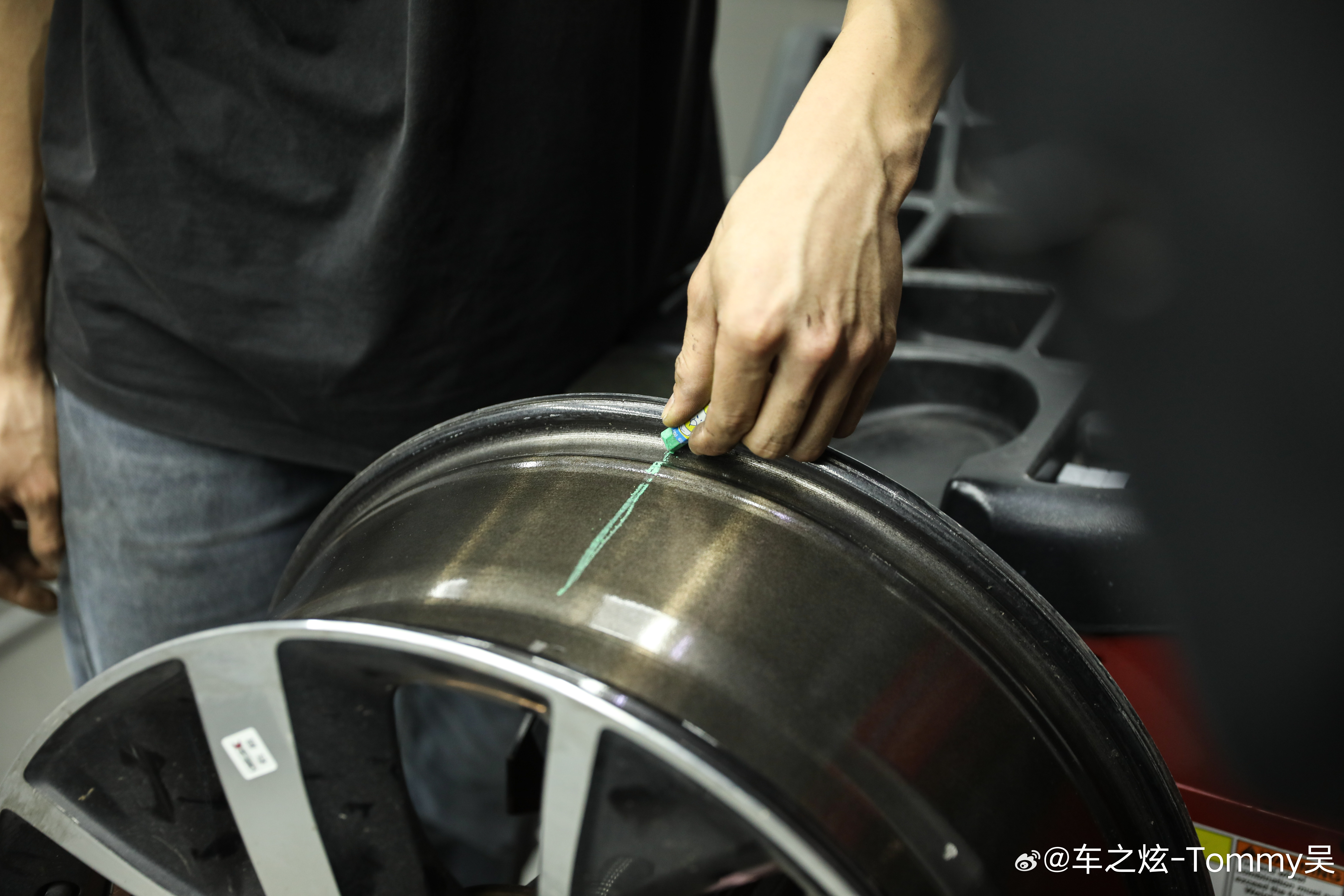 理想L7轮毂修复 修复1颗 我们使用Hunter亨特道路力动平衡机检测轮毂变形位